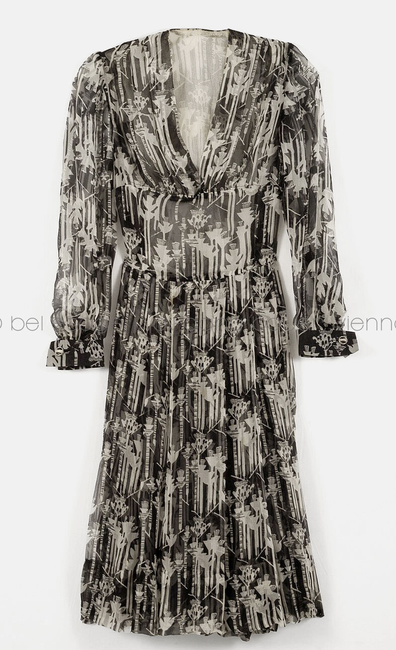 H04 96 WW zwei Kleider b